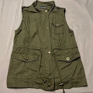 C’ESTTOI Army green, safari style, vest. Size Medium